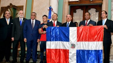 Photo of Presidente Medina entrega Bandera a delegación participará Juegos Barranquilla, Colombia