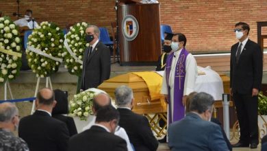 Photo of Presidente Abinader hace guardia de honor en féretro monseñor Núñez Collado