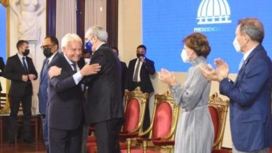 Photo of Abinader otorga nacionalidad al expresidente español Felipe González