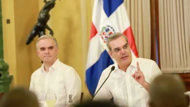 Photo of Abinader se reúne con las diferentes centrales sindicales en el Salón Verde del Palacio Nacional