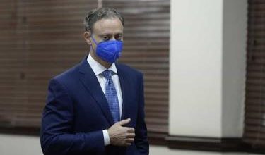 Photo of Jean Alain visita a su padre en centro de salud