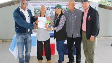 Photo of IAD y CAC entregan más de 10 millones 460 mil pesos a parceleros de Barahona