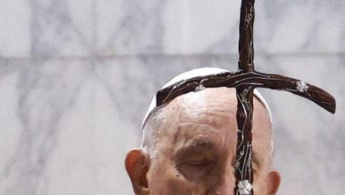 Photo of El papa bendice feligreses y condena el rearme