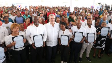 Photo of Abinader entrega títulos de propiedad en, Santo Domingo Este