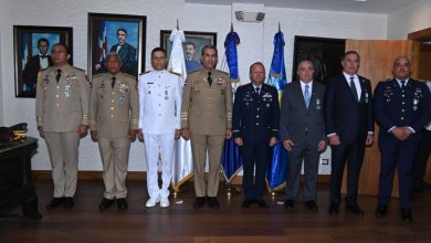 Photo of Ministro de Defensa impone condecoración y certificados a oficiales generales, superiores y personalidades de la clase civil del Cesac