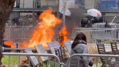 Photo of Un hombre se prende fuego a las afueras del tribunal que juzga al expresidente Trump