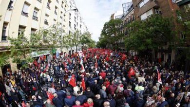 Photo of Miles de socialistas se congregan en la sede del partido en Madrid en apoyo de Sánchez