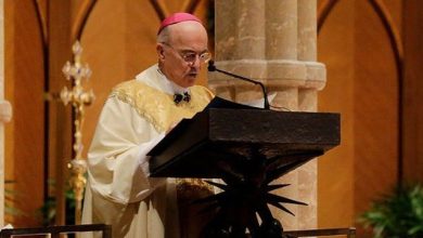 Photo of El arzobispo acusado de cisma por sus ataques al papa se niega a personarse en el Vaticano