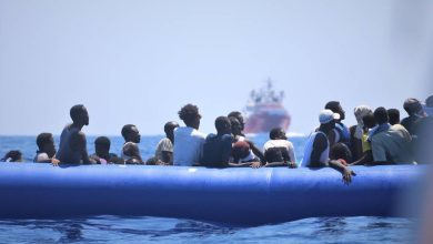 Photo of Más de 30 migrantes murieron en barcaza rescatada por un crucero tras 17 días a la deriva