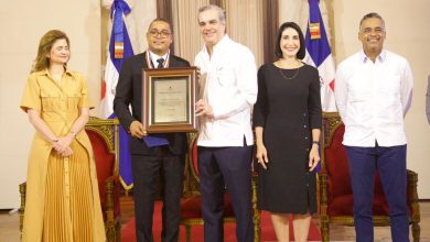 Photo of Presidente Abinader entrega Premio a la Excelencia Magisterial 2024 a cinco docentes