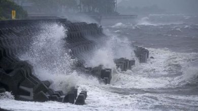 Photo of Tifón azota Japón con lluvias torrenciales y fuertes vientos en su lento avance hacia el norte