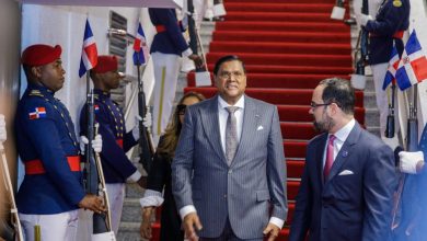Photo of Arriba al país presidente de Suriname Chandrikapersad Santokhi, para asistir a juramentación  Luis Abinader