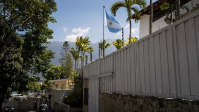 Photo of Opositores asilados denuncian que policías «asedian» la residencia de Argentina en Caracas