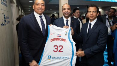 Photo of Administrador de BanReservas recibe camiseta selección nacional de basket en FITUR 2025