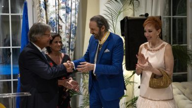 Photo of Embajada de España condecora a Juan Luis Guerra
