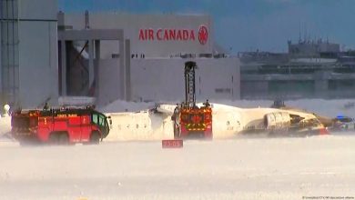 Photo of Un total de 18 heridos, tres de gravedad, al volcar un avión cuando aterrizaba en Toronto