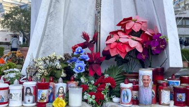 Photo of Fieles católicos improvisan un altar por el papa con flores y velas a las puertas del hospital