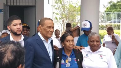Photo of Rafael – Fiquito- Vásquez deposita una ofrenda floral en honor a Peña Gómez