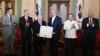 Photo of Abinader condecora a Salvador “Franklyn” Holguín con la Orden Duarte, Sánchez y Mella, en el Grado de Comendador
