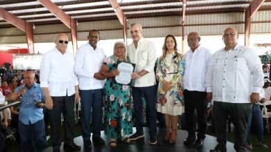 Photo of Presidente Abinader entrega 819 títulos de propiedad