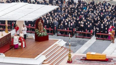 Photo of Este sábado unas 250.000 personas se reunieron en la Plaza de San Pedro, en el Vaticano, para despedir al papa Francisco