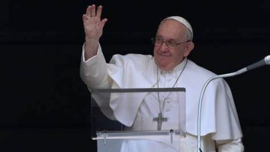 Photo of El Papa vuelve ante los fieles por sorpresa en medio de su larga convalecencia