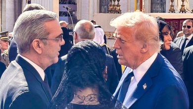 Photo of Luis Abinader y Donald Trump conversan durante ceremonial dedicado al papa Francisco