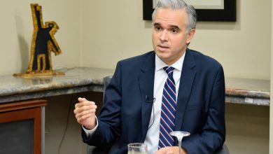 Photo of Ministro de Educación asegura no hará concurso de oposición hasta que designe a pasados  ganadores