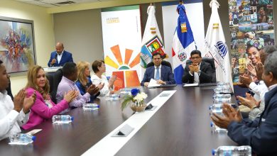 Photo of Roberto Ángel Salcedo y Dio Astacio firman acuerdo para abrir Escuela de música de Bellas Artes en Santo Domingo Este