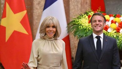 Photo of La historia de Emmanuel y Brigitte Macron: de un escándalo juvenil a un matrimonio bajo los focos
