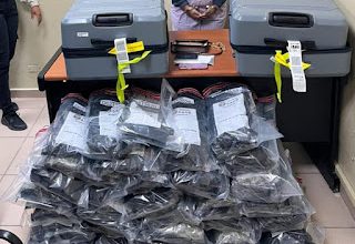 Photo of Arrestan mujer con dos maletas llenas presumiblemente de marihuana Aeropuerto Cibao