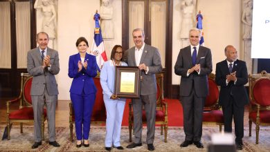 Photo of Abinader entrega a tres profesores el Premio a la Excelencia Magisterial 2025