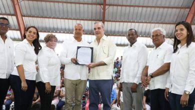 Photo of Abinader entrega 1,910 títulos de propiedad en Los Guaricanos
