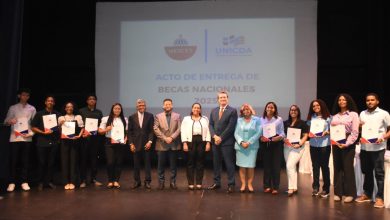 Photo of Mescyt otorga becas a estudiantes de la Universidad Domínico-Americano y de Ucateba
