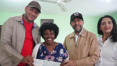 Photo of Gobierno continúa la entrega de compensaciones a productores de Hato Nuevo Cortés, en Azua