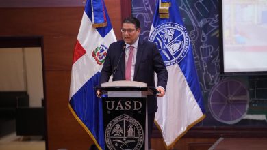 Photo of Director de Aduanas expone sobre la logística como nuevo eje económico ante estudiantes de la UASD