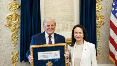 Photo of Machado entregó a Trump la medalla del Nobel enmarcada como mensaje de «gratitud»