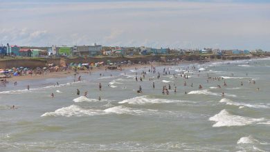 Photo of Un muerto y 35 heridos por una ola de seis metros de altura en una playa de Argentina