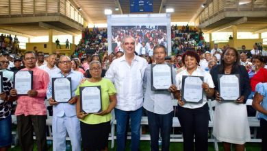 Photo of Gobierno entrega 2,315 certificados de títulos de propiedad para beneficio de unas 10,000 personas en San Pedro de Macorís