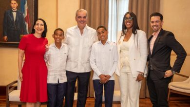 Photo of Luis Abinader recibe al destacado estudiante Hensel Aquino García, apodado “Pico de Oro” 