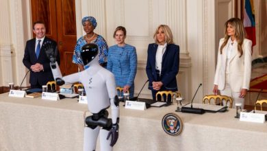 Photo of Melania Trump aparece con un robot humanoide en una cumbre sobre educación y tecnología