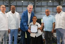 Photo of Abinader inicia entrega de títulos de propiedad de la parcela 1-B del sector Los Guandules