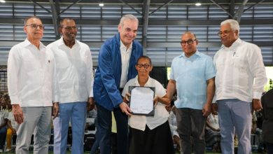 Photo of Abinader inicia entrega de títulos de propiedad de la parcela 1-B del sector Los Guandules
