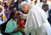 Photo of La caricia del papa a los niños enfermos del hospital de San Pablo de Duala