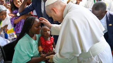 Photo of La caricia del papa a los niños enfermos del hospital de San Pablo de Duala