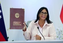 Photo of Delcy Rodríguez firma la nueva Ley de Minas y agradece a Trump por «la buena disposición»