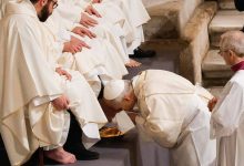 Photo of León XIV reza tendido en el suelo de la basílica vaticana por la Pasión de Cristo