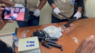 Photo of DNCD ocupa maletas con tubos rellenos de cocaína en el Aeropuerto del Cibao