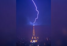Photo of Un rayo impacta la Torre Eiffel y un fotógrafo capta el impresionante momento