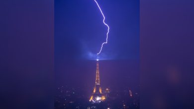 Photo of Un rayo impacta la Torre Eiffel y un fotógrafo capta el impresionante momento